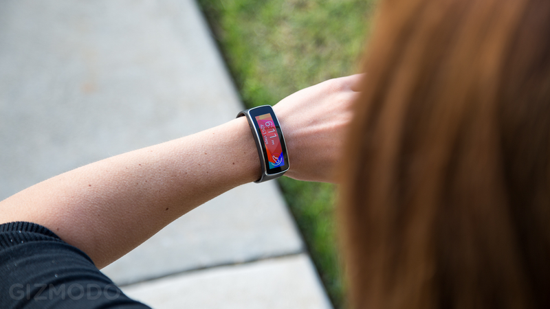 Illustration for article titled Samsung Gear Fit Review: A Beautiful Wristable Gone to Waste